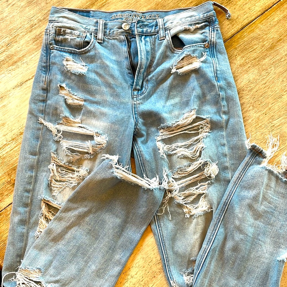 American Eagle Mom Jean, distressed, size 4
